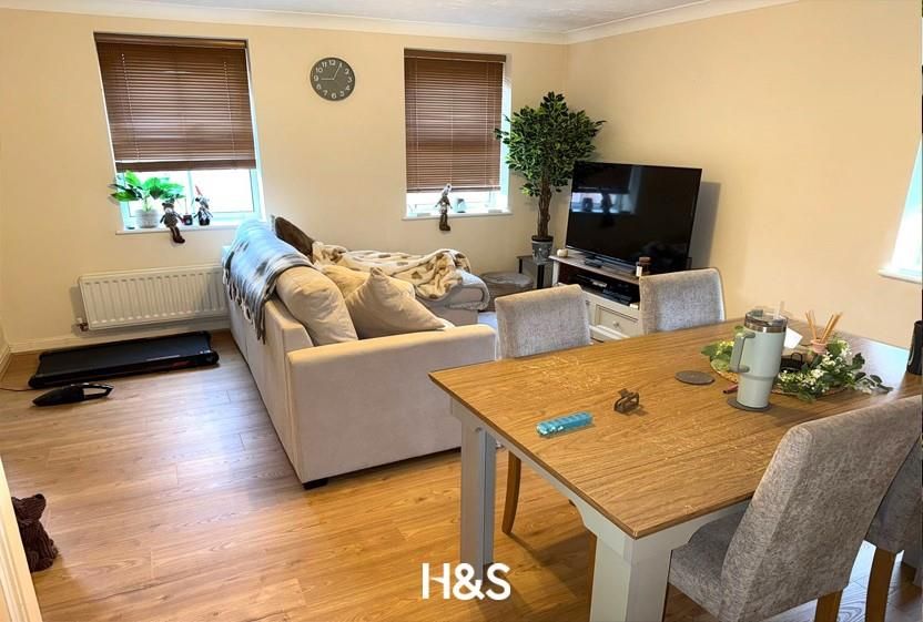 Property photo 3 of 11 32 Old Dickens Heath Road - Lounge.Jpg
