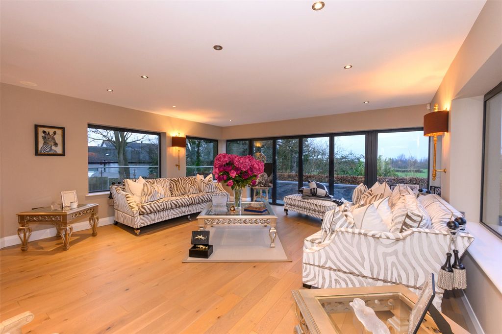 Property photo 3 of 17 Garden Room