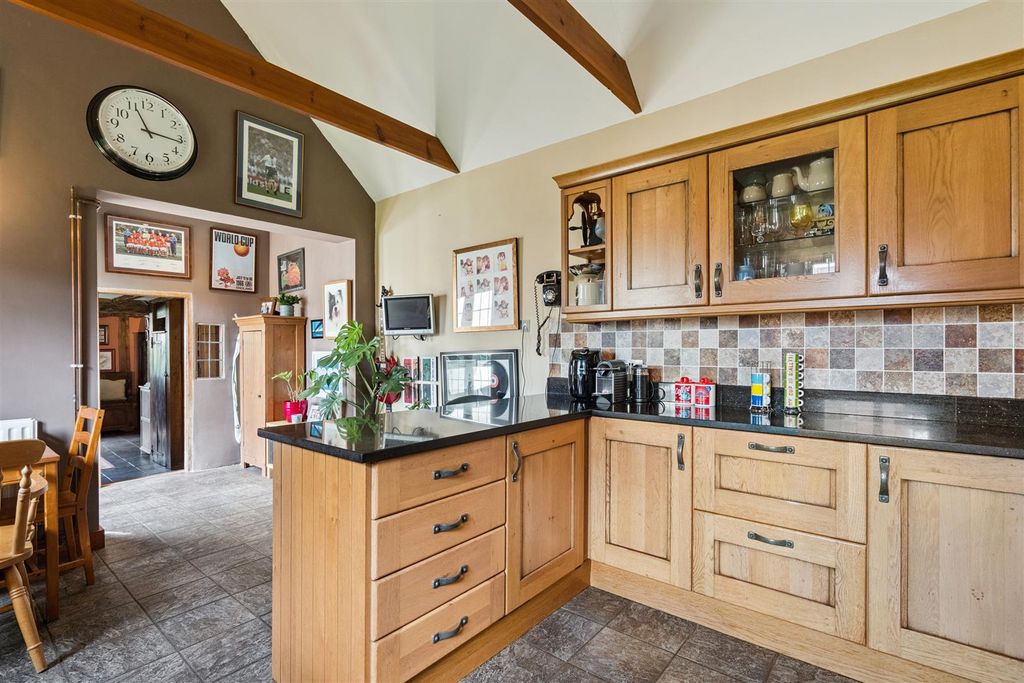 Property photo 3 of 29 Kitchen Breakfast Room