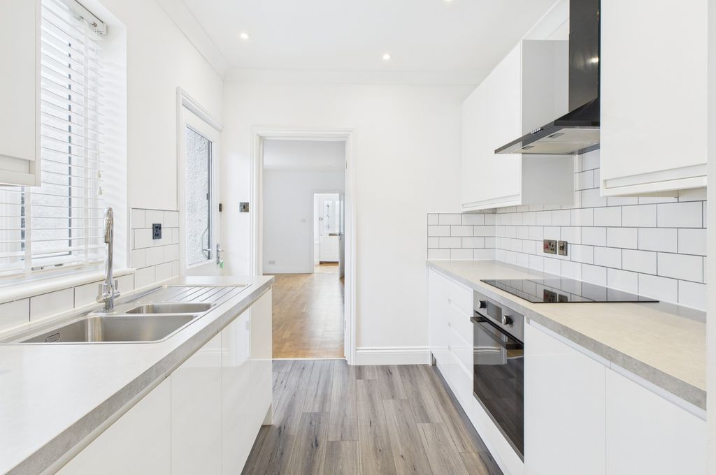 Property photo 3 of 18 Cam02519G0-Pr0348-Still006