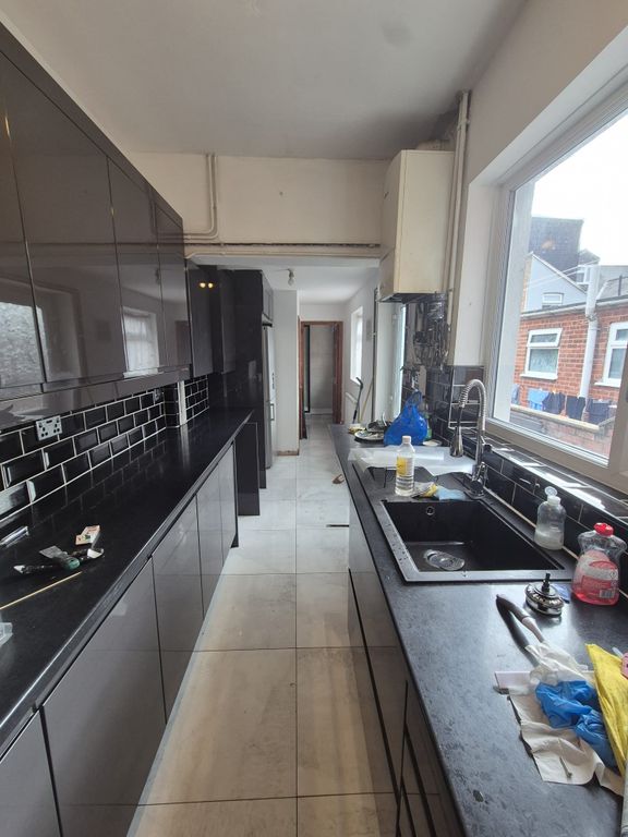 Property photo 3 of 7 Kitchen