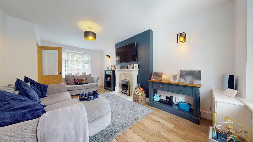 Property photo 2 of 28 Bishop Road Living Room