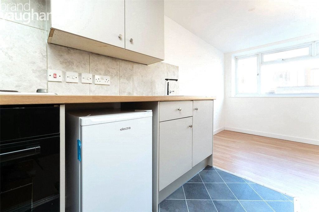 Property photo 3 of 5 Kitchen