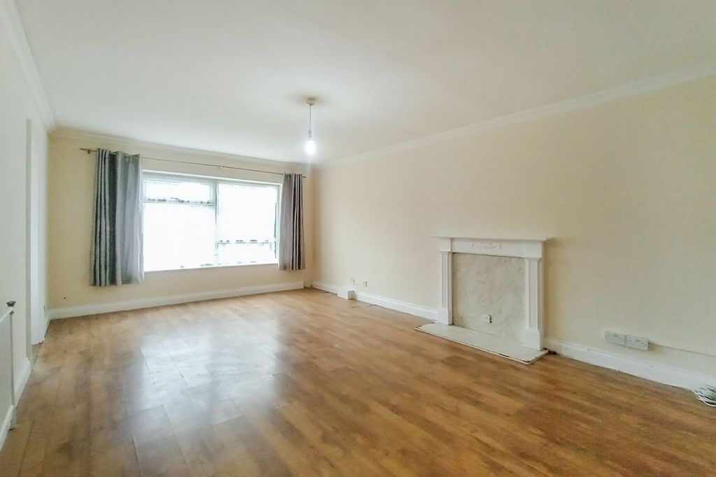 Property photo 3 of 12 Flat 1, 131 Ordnance Road, Enfield, Middlesex, En3 6Af
