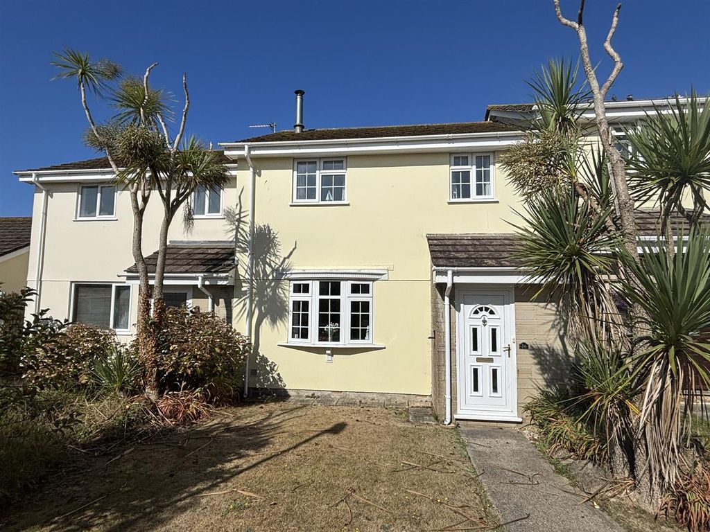 Property photo 1 of 16 26 Pentire Green