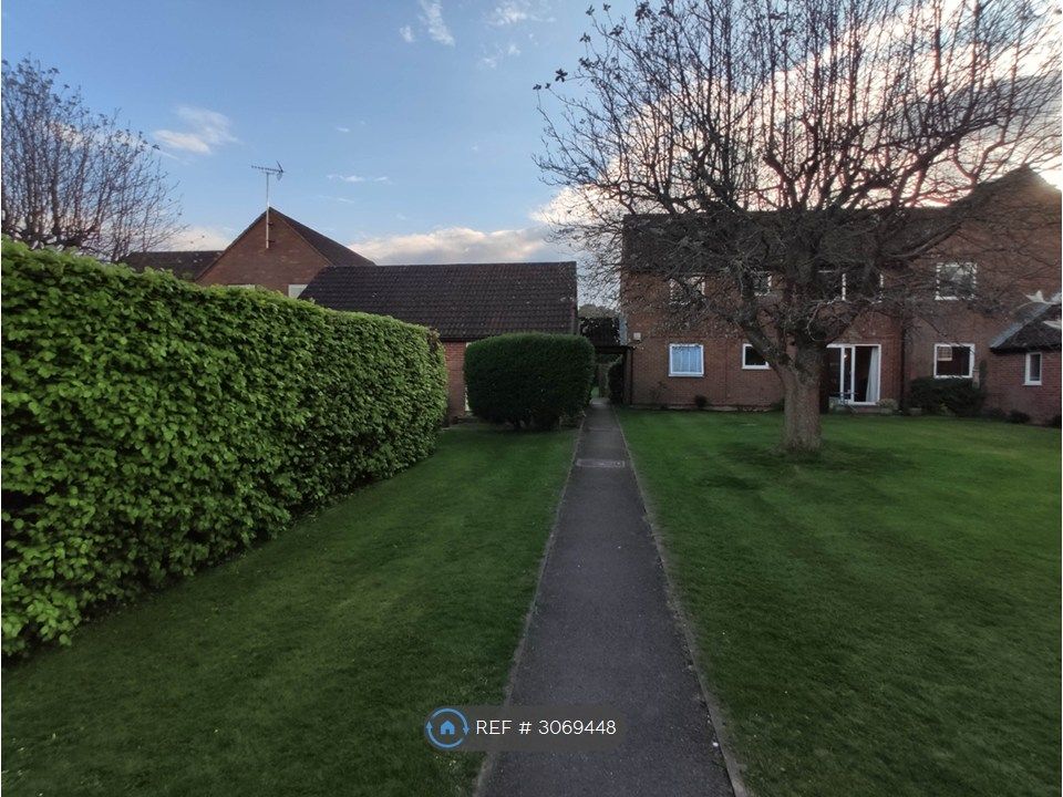 Property photo 3 of 11 Communial Gardens