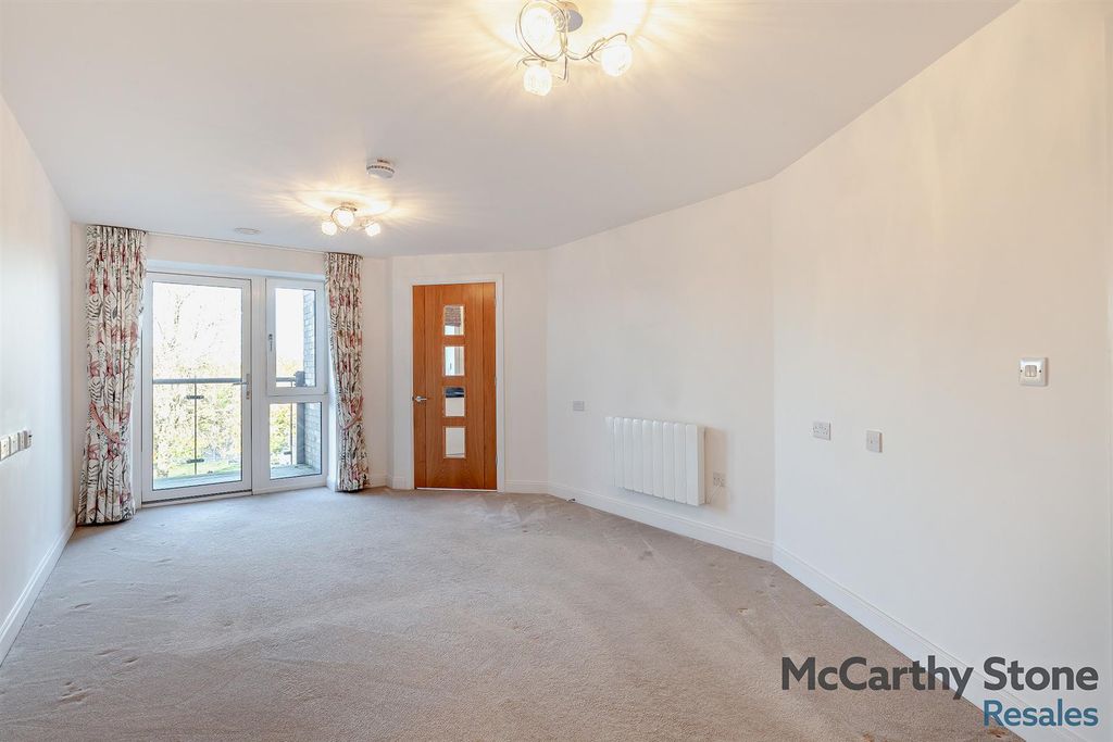 Property photo 3 of 15 8671947-Interior06-800.Jpg