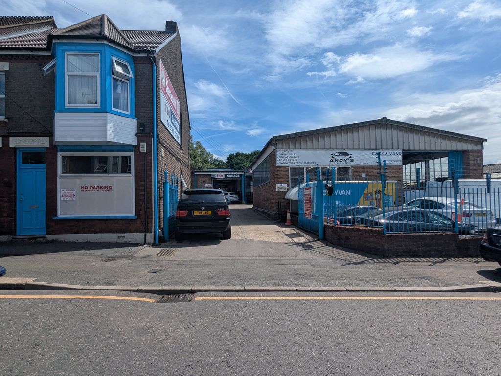 Property photo 1 of 6 224 Hightown Road, Luton 