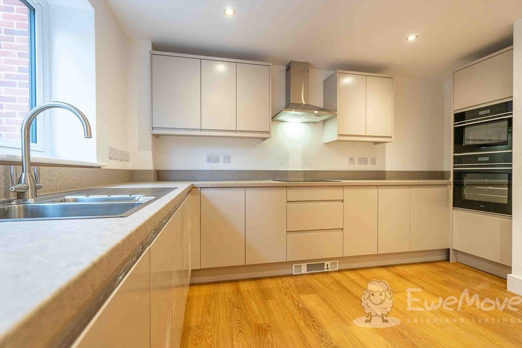 Property photo 2 of 8 Kitchen