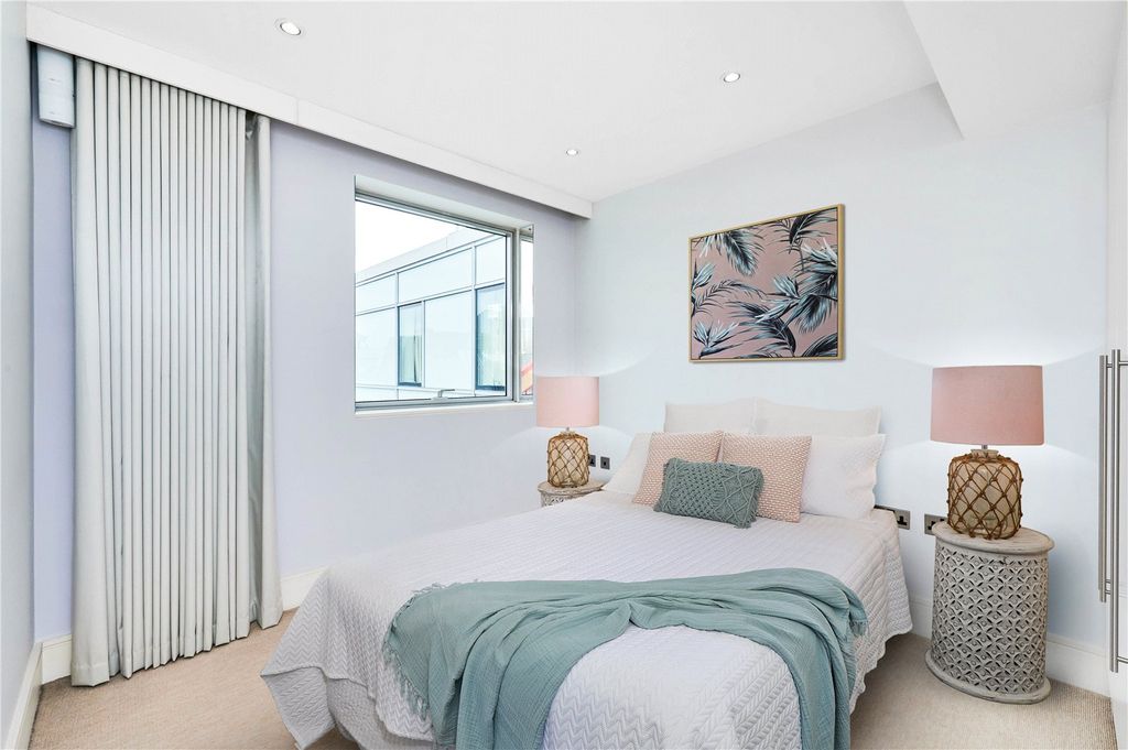 Property photo 3 of 6 Bedroom