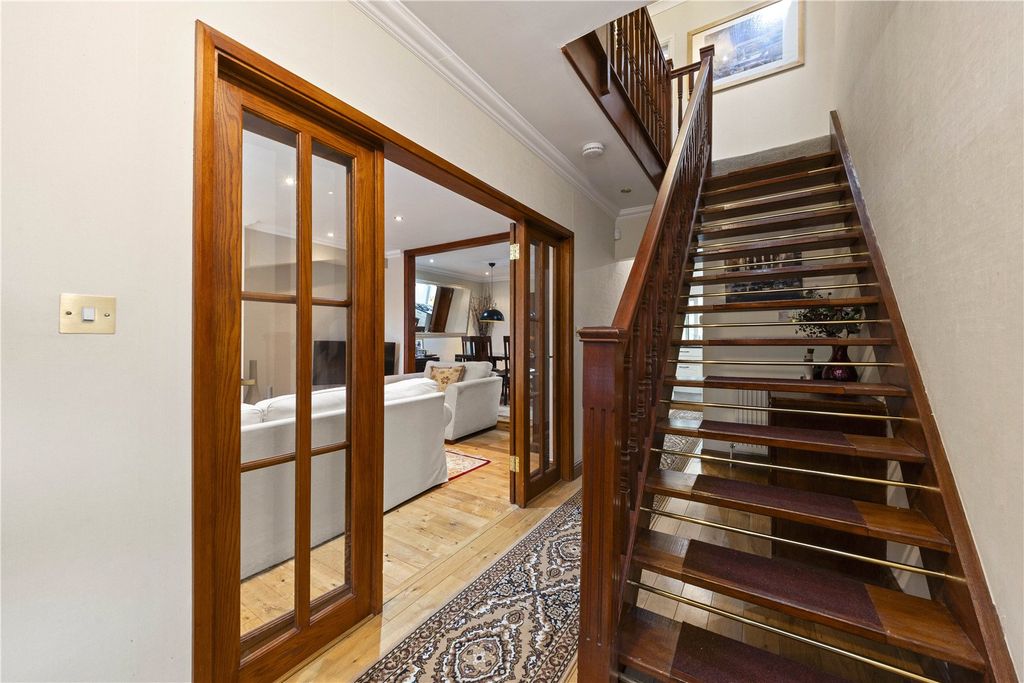 Property photo 2 of 21 Entrance Hall