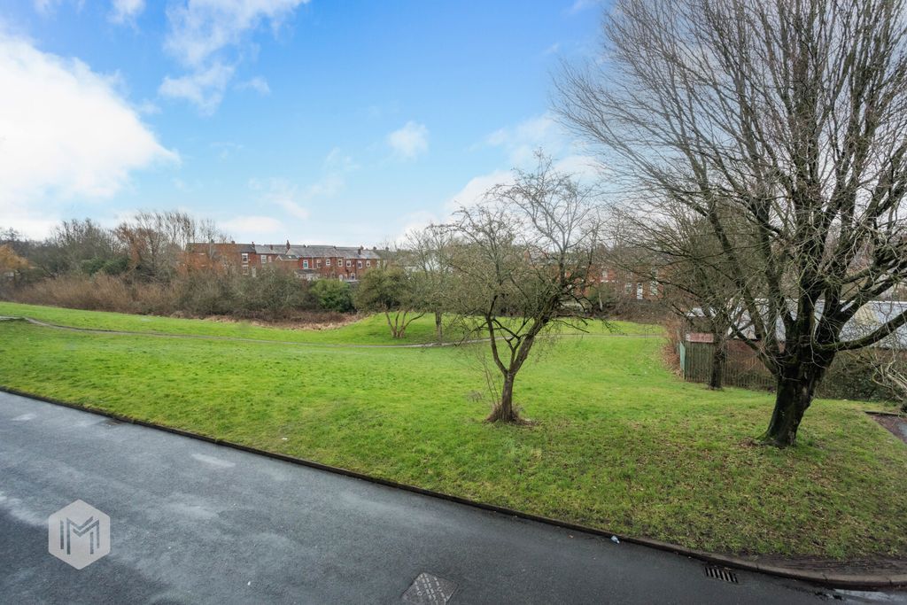 Property photo 2 of 18 Picture No. 12