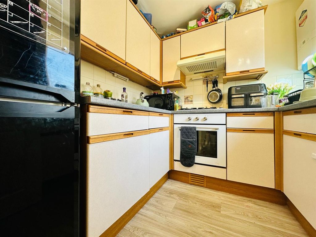 Property photo 2 of 7 Kitchen