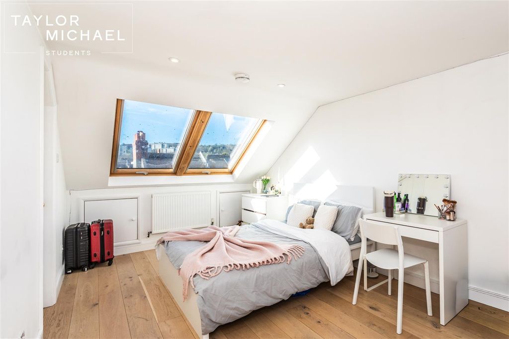 Property photo 1 of 17 Bedroom