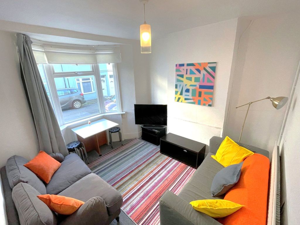 Property photo 2 of 8 Picture No. 17