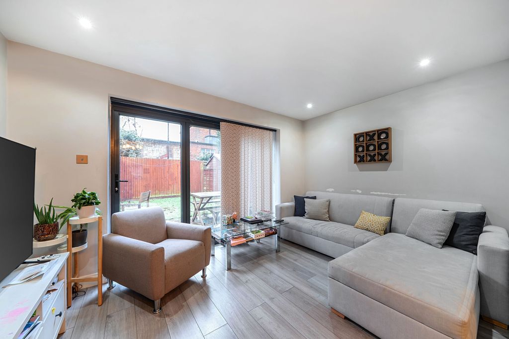 Property photo 3 of 22 1396834-21-696109...