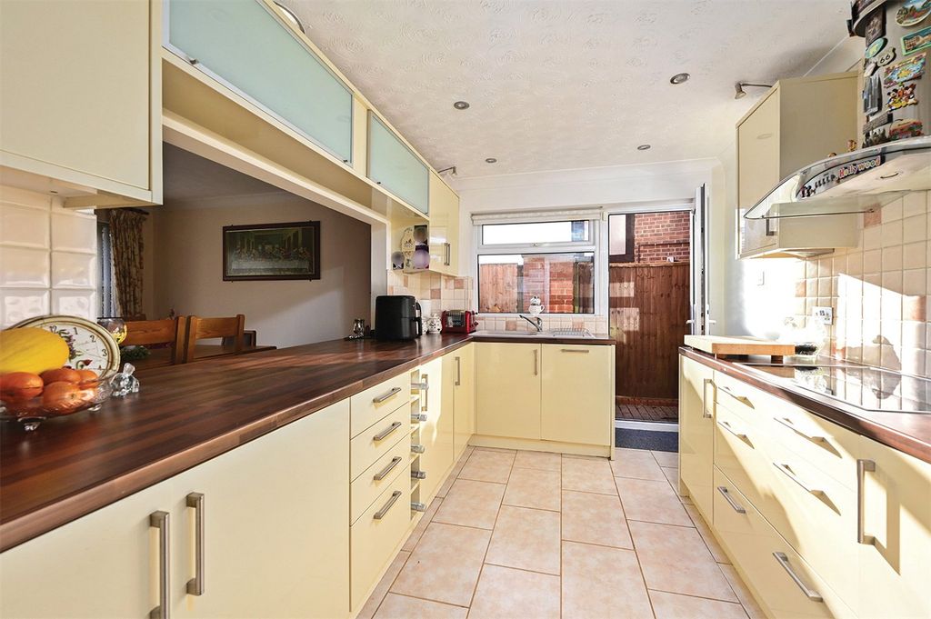 Property photo 3 of 14 Kitchen