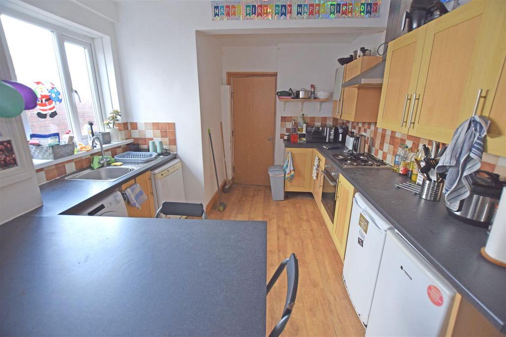 Property photo 3 of 14 Kitchen.Jpg