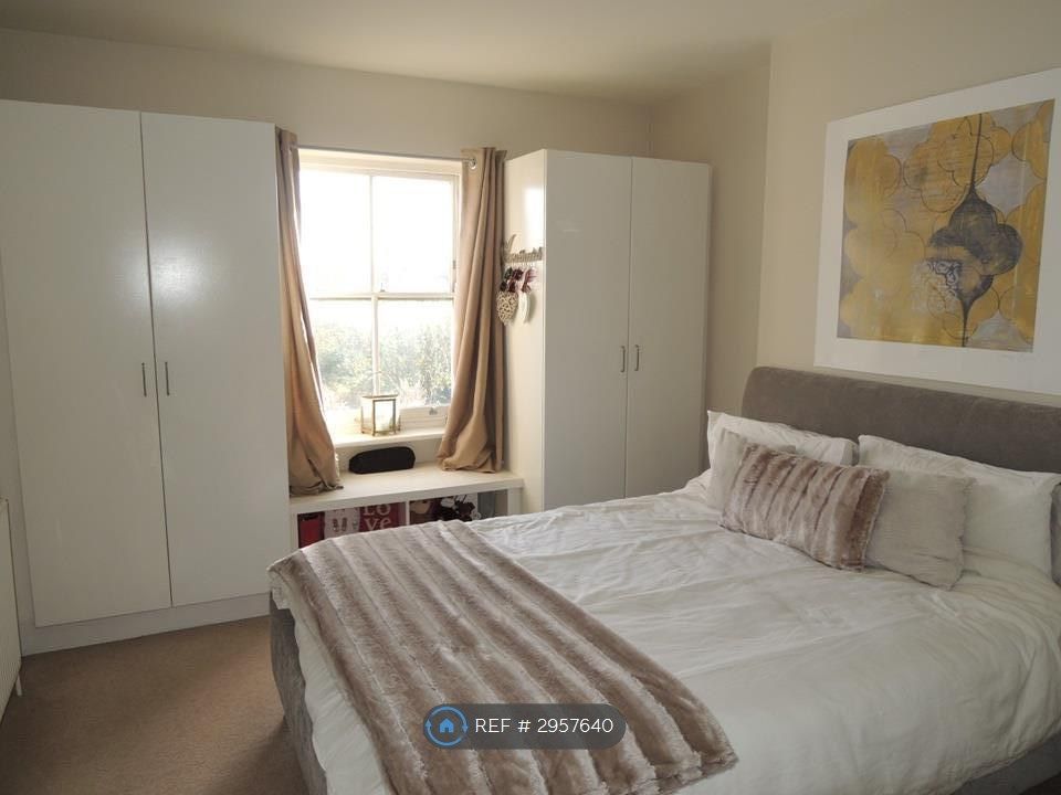 Property photo 3 of 9 Large Bright Bedroom With Built-In Storage