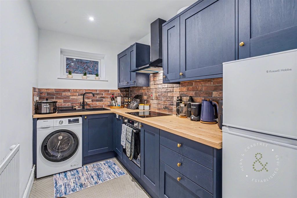Property photo 3 of 16 Cathedral Road, Hern Crabtree (9).Jpg