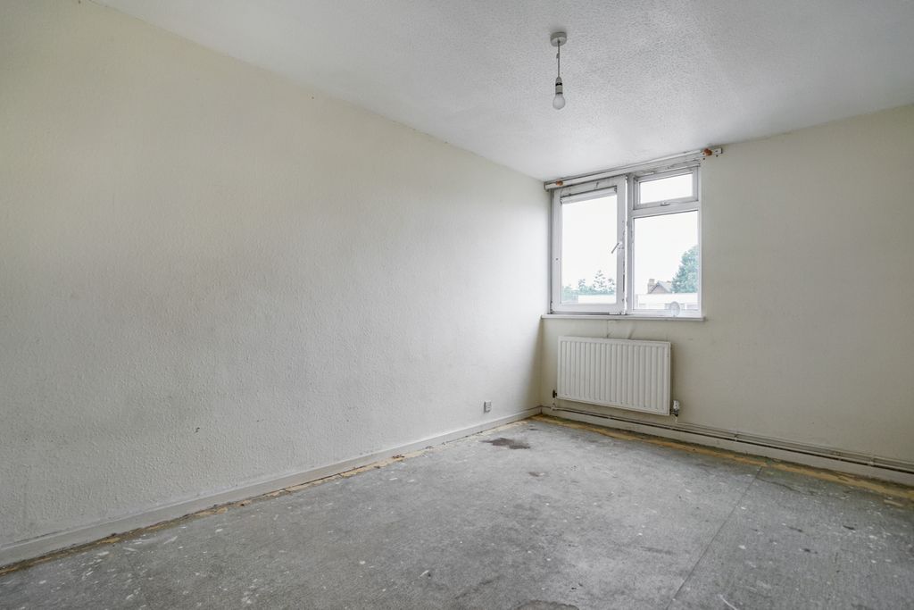 Property photo 3 of 13 26 Halsmere Road, Camberwell, London Se5 9Jq