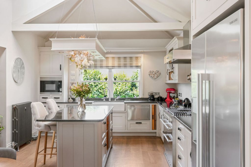 Property photo 2 of 23