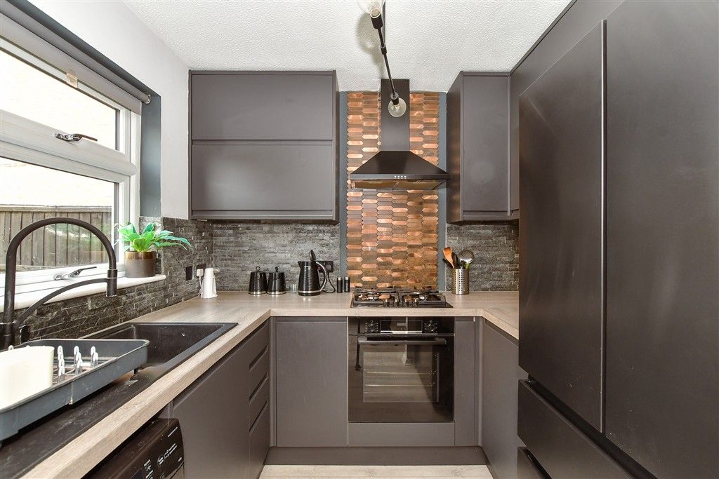 Property photo 2 of 11 Kitchen