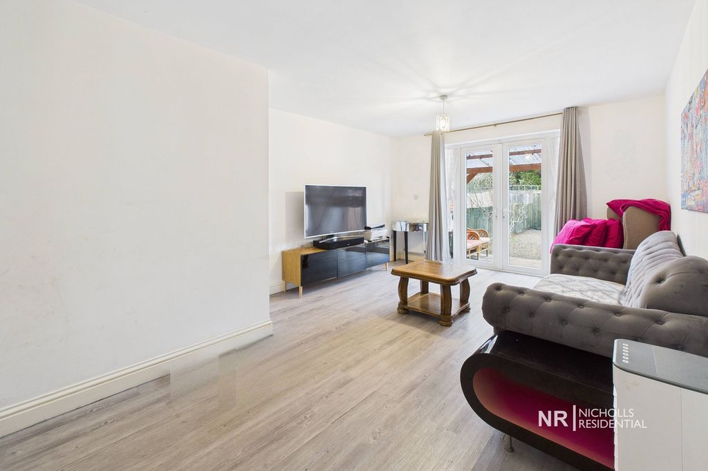 Property photo 3 of 8 Lounge