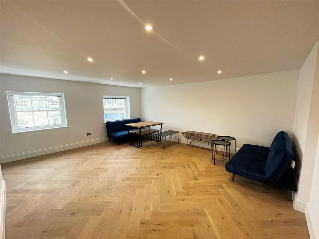 Property photo 1 of 10 Living Room / Kitchen