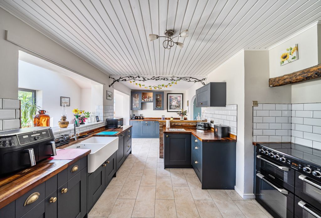 Property photo 2 of 23 1438520-12-69d62A...