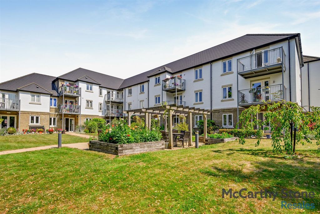 Property photo 1 of 20 Communal Gardens