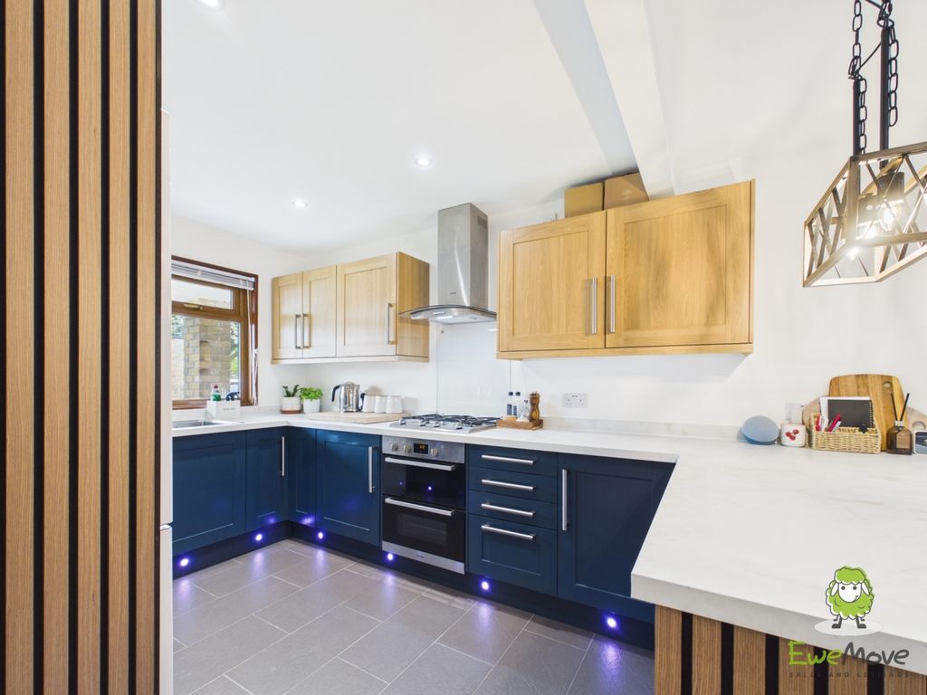 Property photo 2 of 31 Ewemove Estate Agents Basingstoke - Sibelius Close