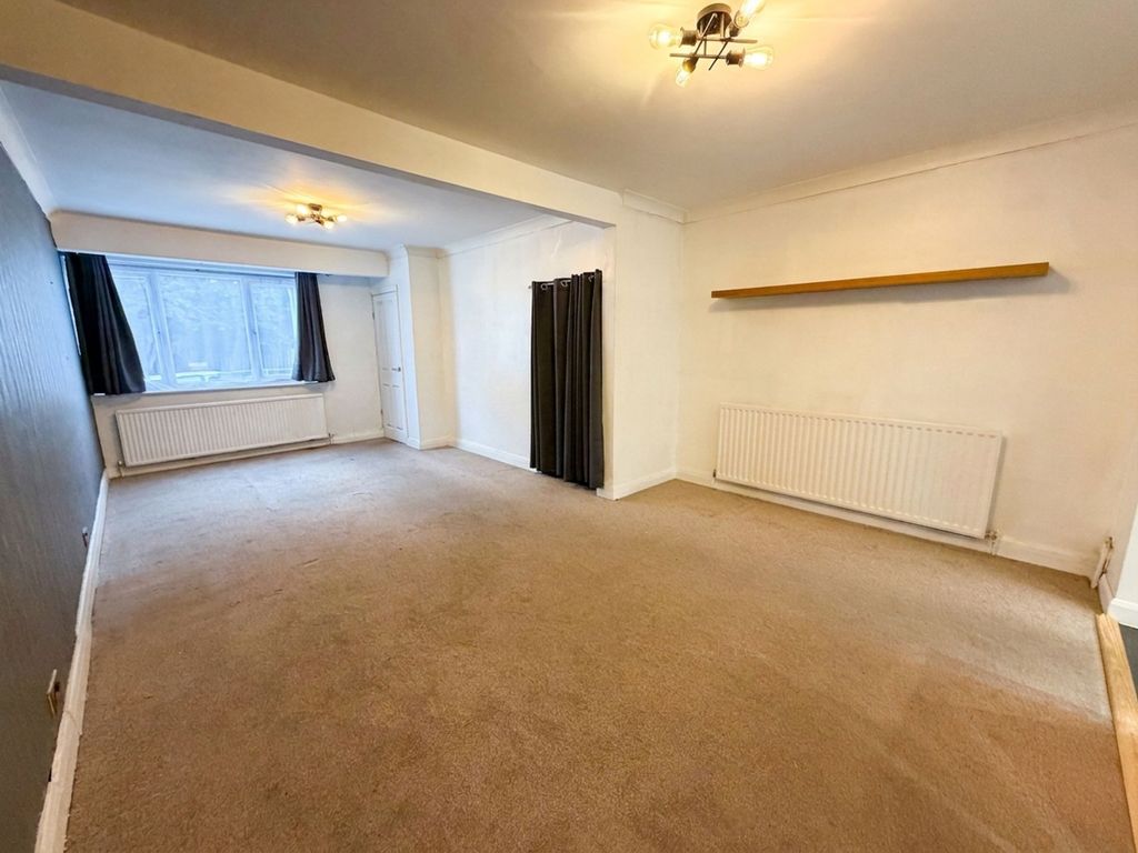 Property photo 3 of 15 Oval Rd North Rm10