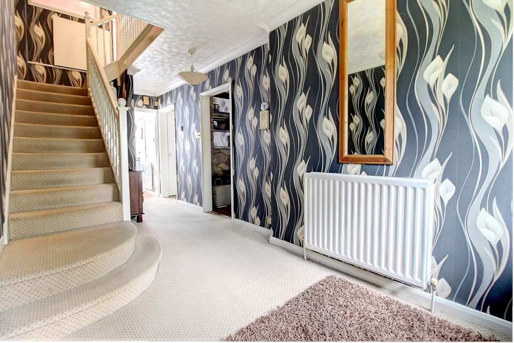 Property photo 3 of 19 Entrance Hall