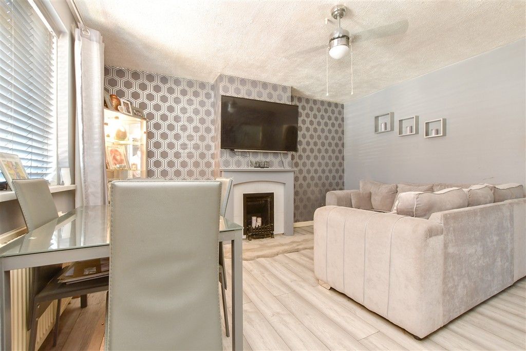 Property photo 3 of 14 Lounge