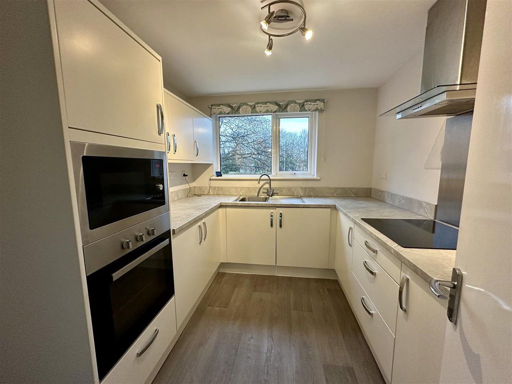 Property photo 1 of 9 Kitchen