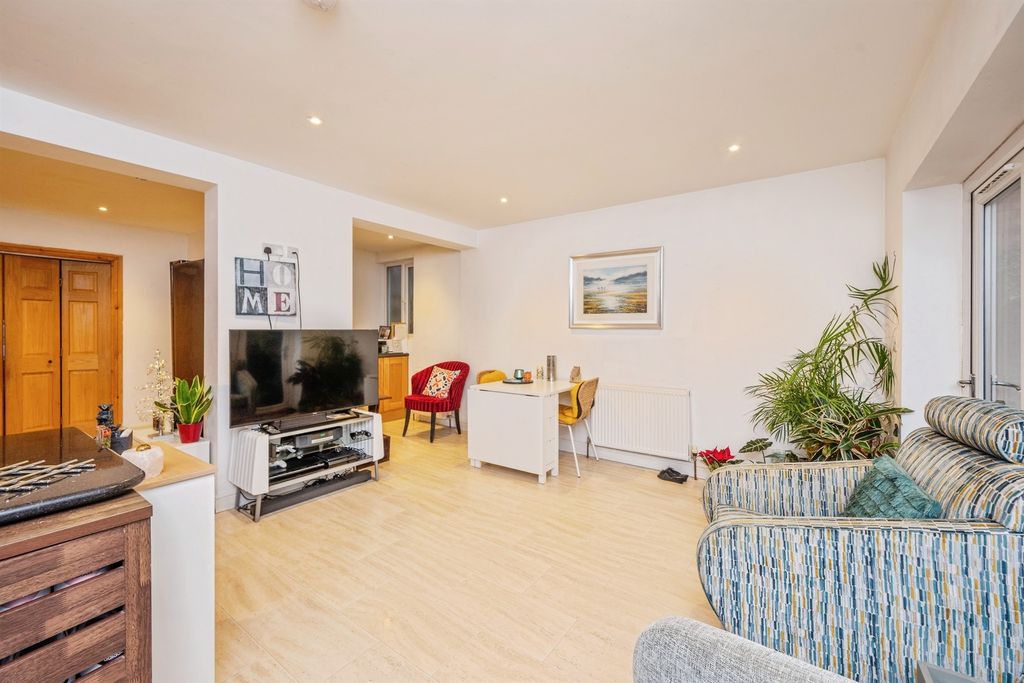 Property photo 3 of 17 Kitchen Diner