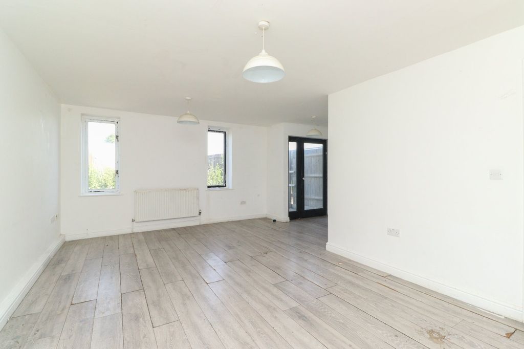 Property photo 3 of 11 Picture 3