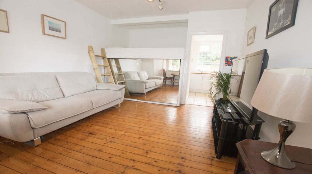 Property photo 1 of 11 Lounge 1
