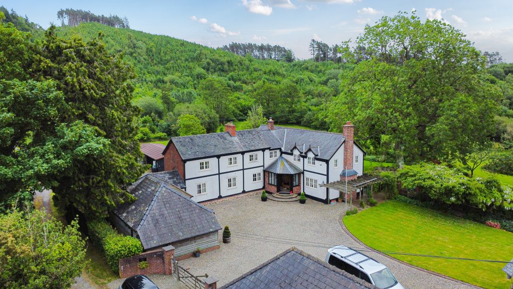 4 bed detached house for saleBryn Celyn, Llanfyllin, Powys SY22
