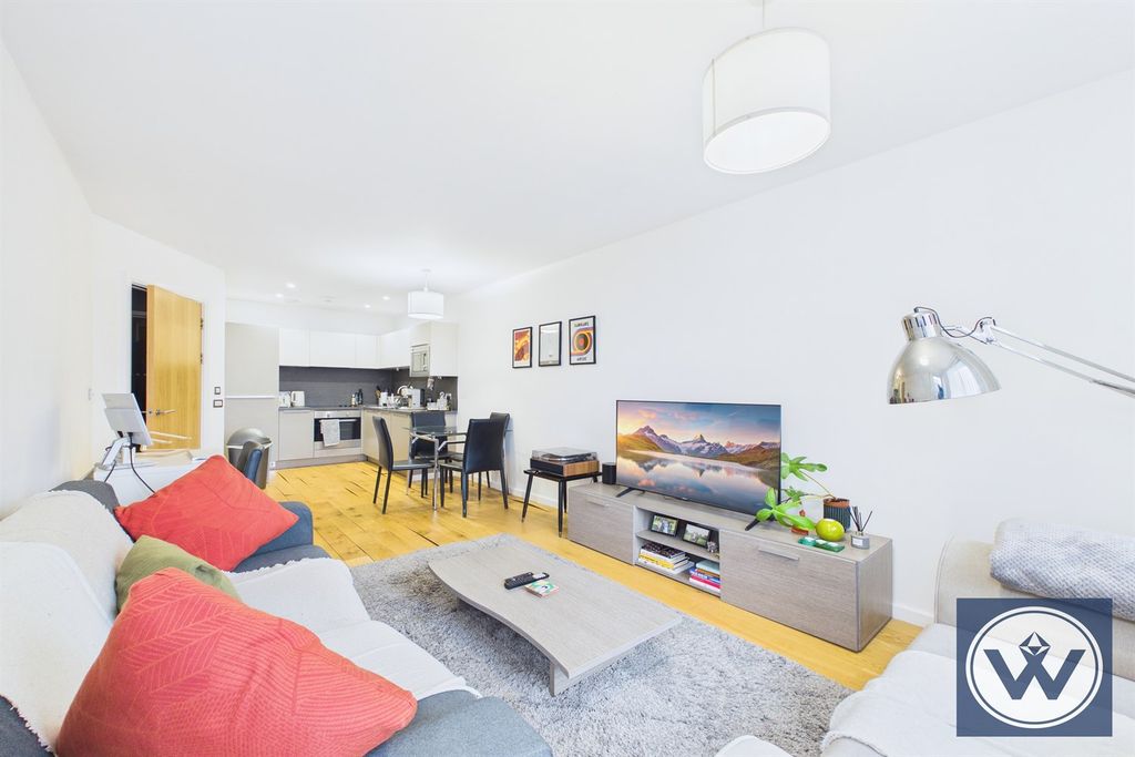 Property photo 1 of 9 (Main)