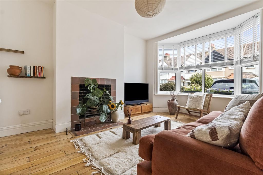 Property photo 3 of 20 9 St Thomas's Road-001.Jpg
