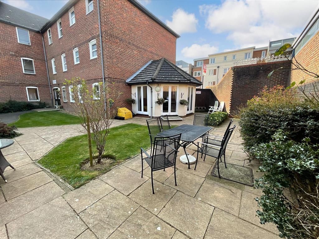 Property photo 1 of 8 Communal Gardens