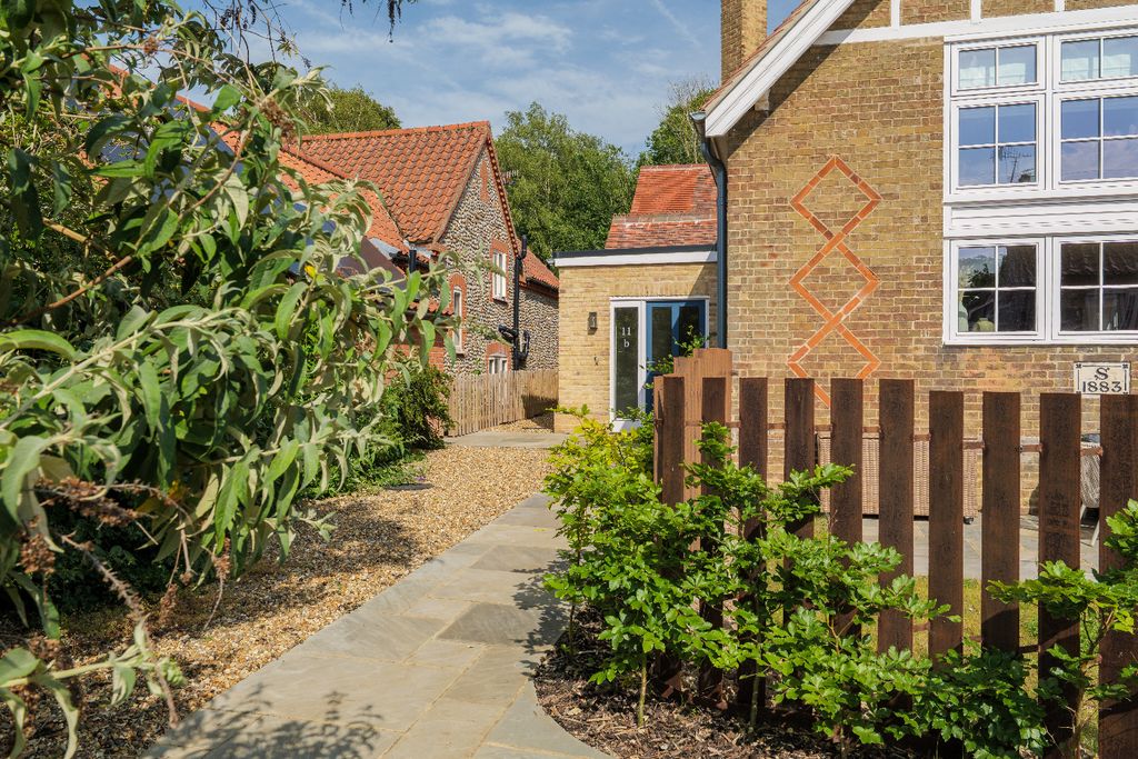 Property photo 2 of 25 5284982