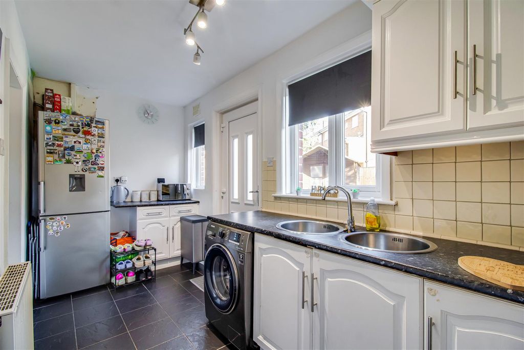 Property photo 3 of 10 Kitchen