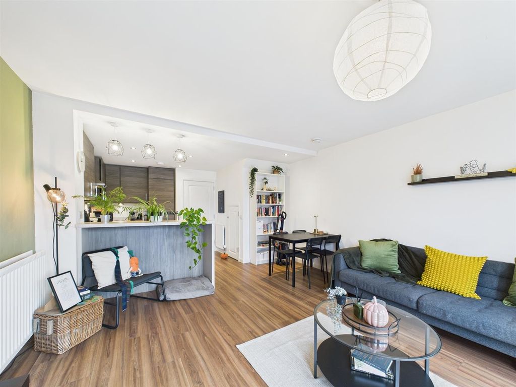 Property photo 3 of 14 Cam01486G0-Pr0932-Still016.Jpg