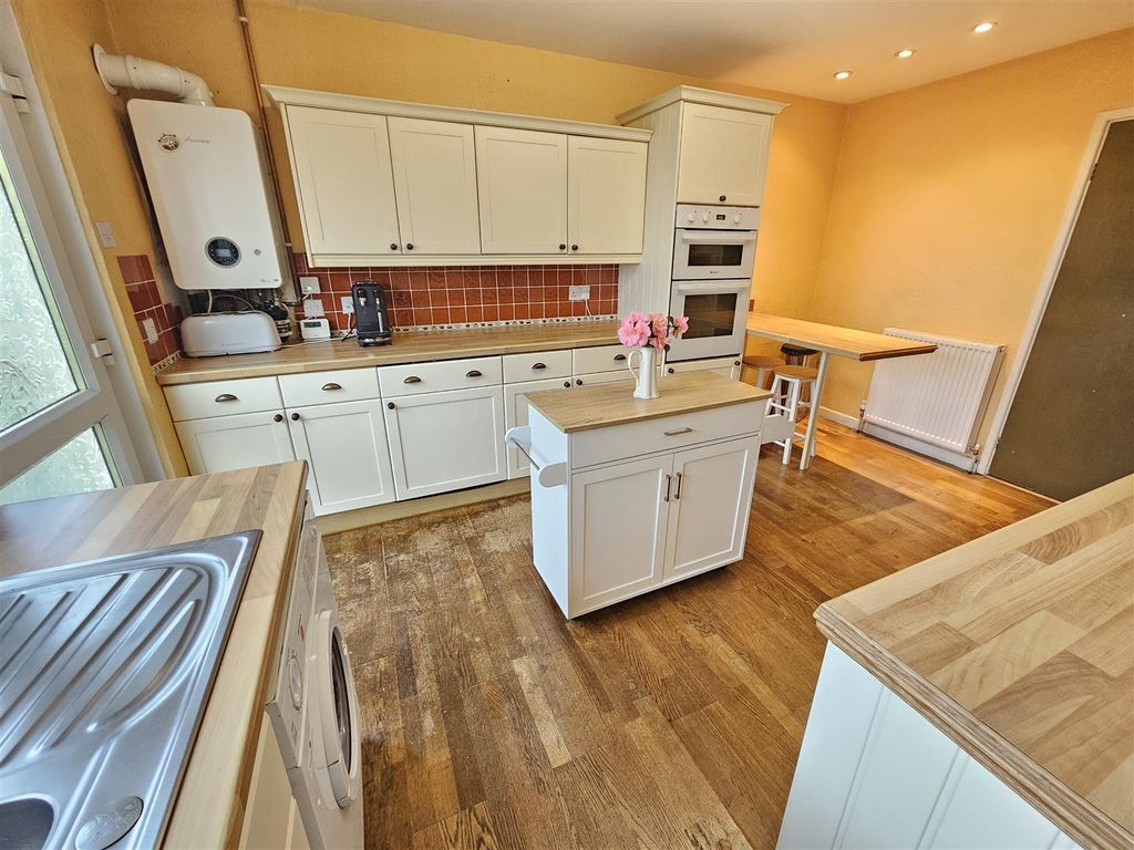 Property photo 3 of 23 Kitchen Breakfast Room (2).Jpg