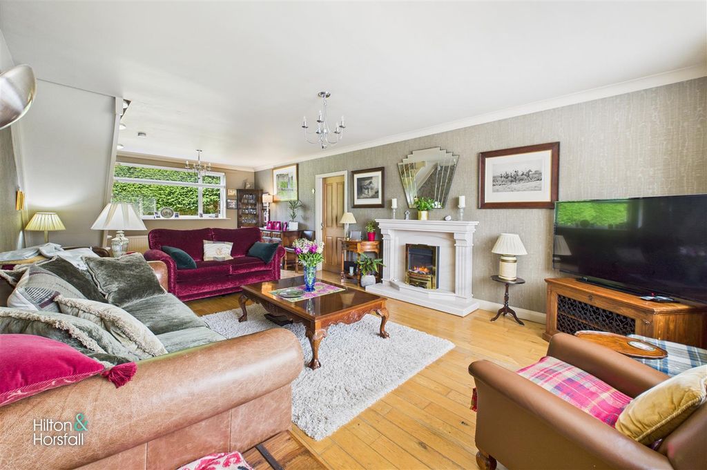 Property photo 2 of 23 Harewood Avenue