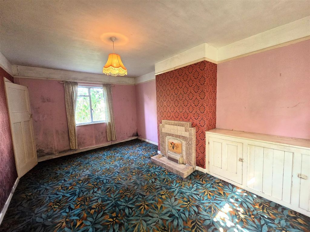 Property photo 2 of 9 175 London Road - Lounge.Jpg