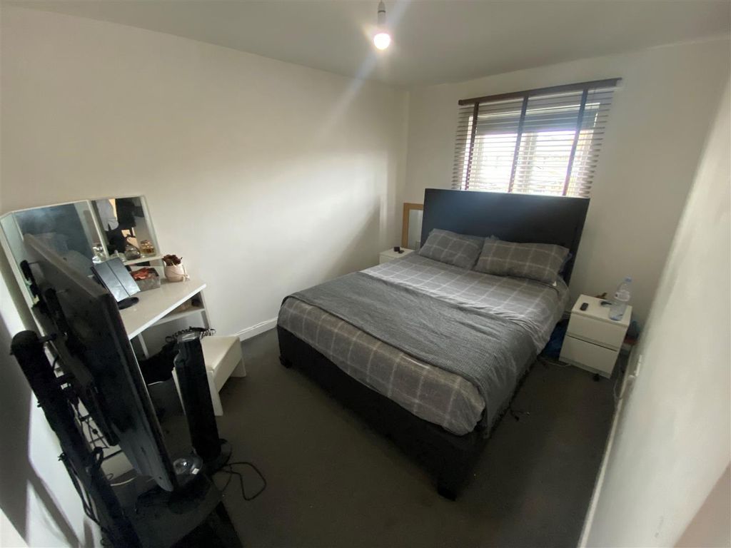 Property photo 3 of 8 Bed 2.Jpg